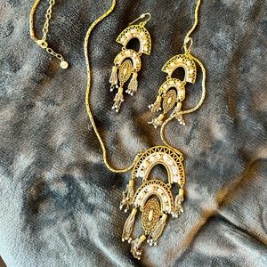 Stella & Dot statement earring and necklace set in gold and white ❤️